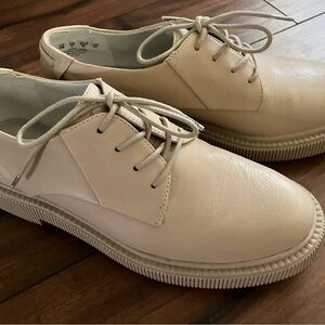 Sarto Women’s 8 cream Oxford leather lace up shoe